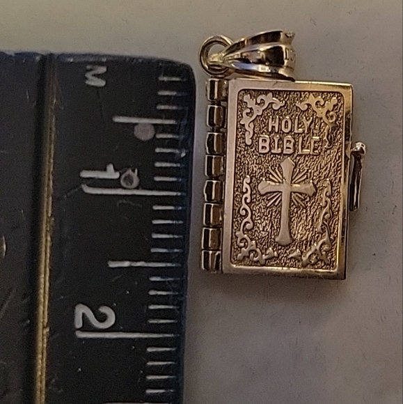 SOLD 14k Gold Bible Pendant w/ 5 Movable Pages inscribed w/ Lord's Prayer 3.28g - Picture 13 of 14